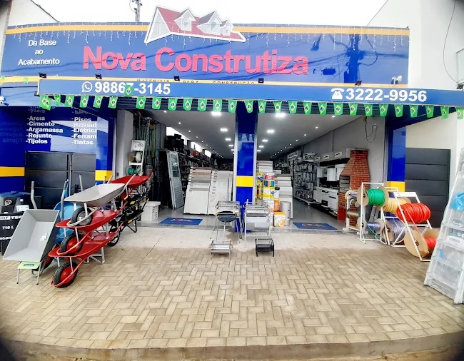 Fachada da loja Nova Construtiza em Varginha, com materiais de construção expostos na entrada